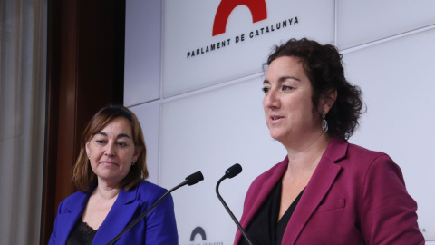 La nova consellera d'Economia, Alícia Romero (dreta), i la nova consellera de Territori, Sílvia Paneque (esq.), en una imatge d'arxiu al Parlament de Catalunya.