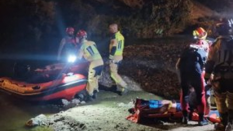 Complicado rescate a medianoche de un escalador herido en Toledo: fue trasladado a través del río en una lancha