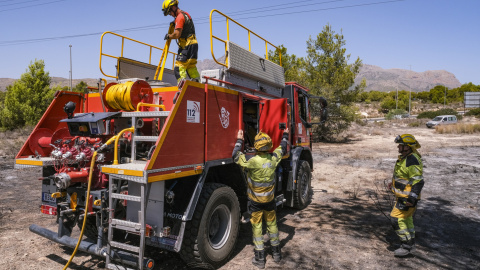 11 de agosto de 2024. Bomberos del consorcio provincial de Alicante en la zona afectada por el incendio declarado ayer en Benidorm, 11 de agosto de 2024.