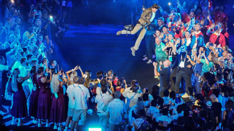 Tom Cruise baja de un cable en el Stade de France durante la clausura de los Juegos Olímpicos de París, a 11 de agosto de 2024.