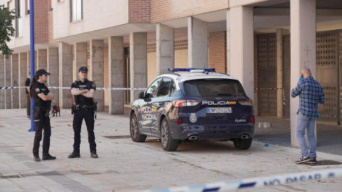 Varios agentes de la Policía en el lugar donde han ocurrido los hechos, en Valladolid, Castilla y León (España).