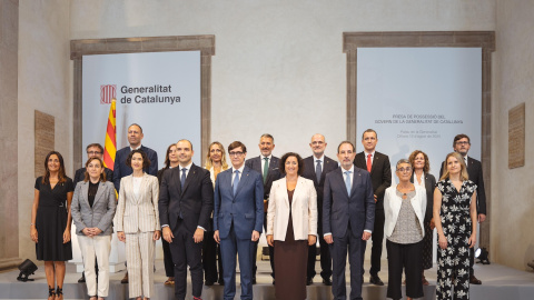 Foto de família del nou Govern de la Generalitat, presidit per Salvador Illa