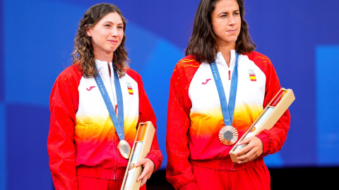 12/08/2024 Las tenistas de dobles Cristina Bucsa y Sara Sorribes durante la entrega de medallas en los Juegos Olímpicos de París 2024. Foto de archivo.