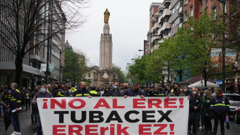 Varias personas participan en una manifestación contra el ERE planteado por Tubacex,  en Bilbao, el pasado abril. E.P./H.Bilbao