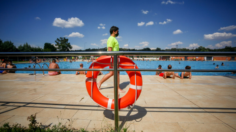 Un socorrista en la piscina del Parque Deportivo de Puerta de Hierro, Madrid.