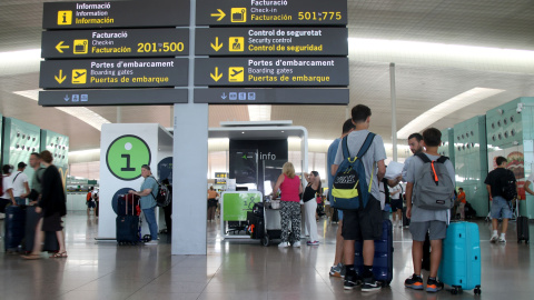 La terminal 1 de l'aerport de Barcelona amb una continu de gent desfilant