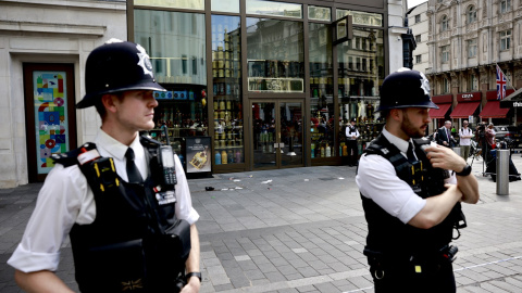 Dos agentes de la Policía de Londres acordonan la zona del apuñalamiento.