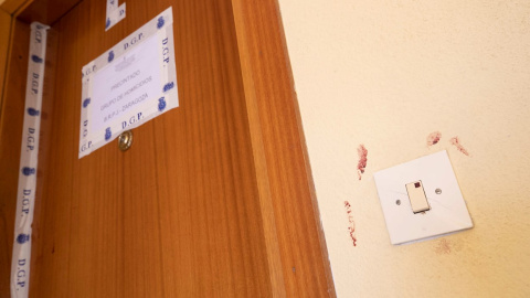 Imagen de la entrada a una vivienda de Zaragoza donde residía un hombre de 71 años que ha fallecido esta madrugada a consecuencia de las heridas infligidas por su hijo con un arma blanca durante el transcurso de una violenta discusión en la que tambié