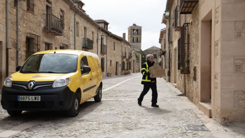 Trabajador de Correos entregando paquete