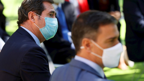 El presidente del Gobierno, Pedro Sánchez, y el presidente de la CEOE, Antonio Garamendi, durante la firma del acuerdo para la reforma de las pensiones este jueves en el palacio de la Moncloa en Madrid.