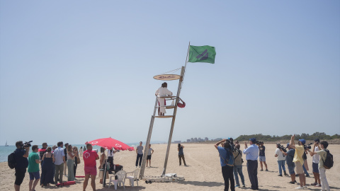 La alcaldesa de Valencia, María José Catalá, pone la bandera verde durante una visita a las playas de El Saler, a 19 de julio de 2024, en Valencia, Comunidad Valenciana (España).