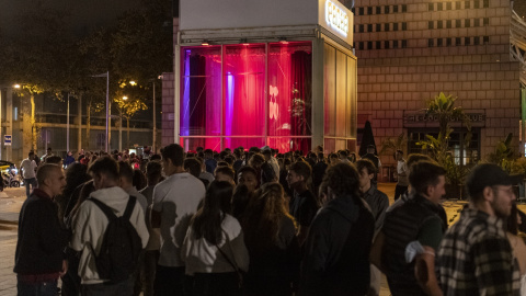 Grupos de jóvenes en las inmediaciones de un local de ocio nocturno en Barcelona, Catalunya (España). Imagen de archivo.