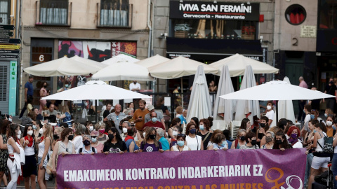 Una concentración en la capital navarra ha denunciado este viernes la agresión mortal sufrida el miércoles por una vecina de Murchante.