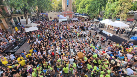 La plaça de la Vila de Gràcia durant el lliurament dels premis de guarnits de la Festa Major de Gràcia 2023