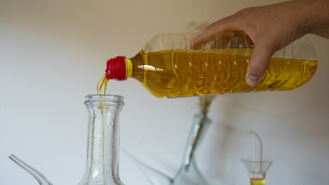 Una persona echa aceite en una aceitera, a 21 de junio de 2024, en Barcelona, Catalunya (España).