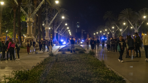 Imagen de archivo de varias personas celebrando un botellón en las calles de Barcelona. - EUROPA PRESS