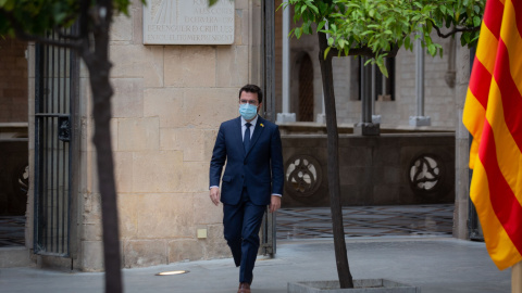 Imagen de archivo del president de la Generalitat, Pere Aragonès, andando al lado de una bandera de Catalunya, en Barcelona. - EUROPA PRESS