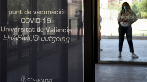 Una joven que asistirá al próximo Erasmus espera en la Facultad de Enfermería de la Universitat de València para ser vacunada. - EUROPA PRESS