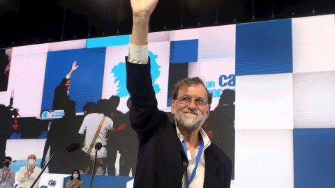 El expresidente del Gobierno Marian Rajoy saluda a los asistentes de la clausura del 17 congreso del PP de Galicia, celebrado este sábado, en Santiago de Compostela.