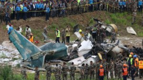 Mueren 18 personas al estrellarse un avión durante el despegue en Nepal