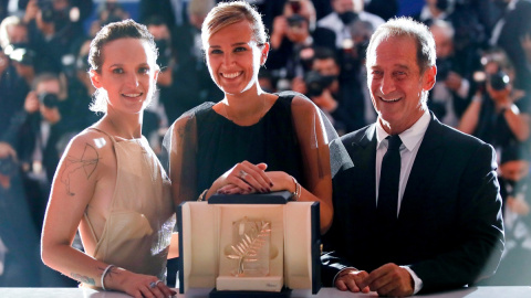 La directora Julia Ducournau, ganadora del premio Palme d'Or por la película 'Titane', posa con los miembros del reparto Vincent Lindon y Agathe Rousselle.