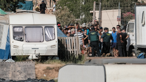 Los habitantes del poblado de Can Roba acordonados por la Guardia Civil en el momento del desalojo, en Ibiza, a 31 de julio de 2024.