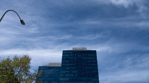 El logo de Cellnex Telecom, en su sede en Barcelona. E.P./David Zorrakino