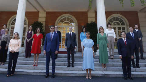 El presidente del Gobierno, Pedro Sanchez (2i, delante), preside la tradicional foto de familia de la nueva composición del Ejecutivo en las escalinatas del Palacio de la Moncloa.