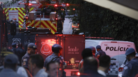 Integrantes de la Policía Científica de Brasil y bomberos trabajan en el sitio donde se accidentó un avión de la aerolínea Voepass, en Vinhedo (Brasil).. EFE/ Isaac Fontana