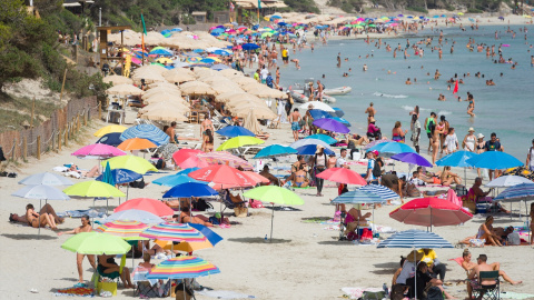 10/08/2024 Bañistas en una playa de Ibiza en el verano de 2023.