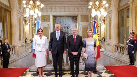 26 de junio de 2023. Foto de archivo del expresidente argentino Alberto Fernández y su esposa Fabiola Yánez con el presidente rumano Klaus Iohannis y a su esposa Carmen Johannis en el palacio de gobierno, el 26 de junio de 2023.