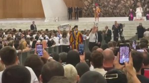 Dos activistas animalistas interrumpen la audiencia del papa Francisco con mensajes contra la tauromaquia