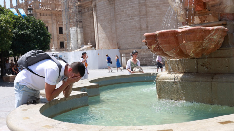 10 de agosto de 2024. Un joven refrescándose en una fuente por las altas temperaturas de la cuarta ola de calor, a 10 de agosto de 2024.