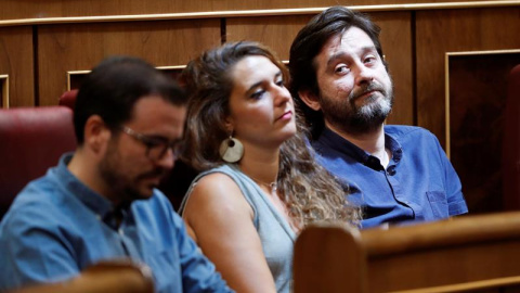 El líder de IU, Alberto Garzón y los diputados de Unidas Podemos Noelia Vera y Rafa Mayoral, durante la intervención del presidente del Gobierno en funciones y candidato del PSOE, Pedro Sánchez. EFE