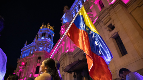 Decenas de personas durante una concentración de apoyo a Venezuela, en la plaza de Cibeles (Madrid), a 7 de agosto de 2024.