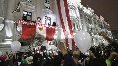 Simpatizantes del presidente electo de Perú, Pedro Castillo, y su vicepresidenta Dina Boluarte, se congregan bajo un balón para recibirlos en la Plaza San Martín, luego de recibir las credenciales de sus cargos el pasado 23 de julio, en Lima (Perú).