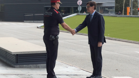 El president de la Generalitat, Salvador Illa, saluda el comissari en cap dels Mossos, Eduard Sallent, en la primera visita institucional al Complex Central del cos