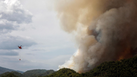 Un helicóptero de la UME trabaja en la extinción del incendio en la sierra de Santa María de Miralles