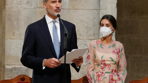 El rey Felipe VI pronuncia unas palabras en presencia de la reina Letizia mientras presiden la ofrenda al Apóstol Santiago, una ceremonia instaurada en 1643, este domingo, en la Catedral de Santiago de Compostela.