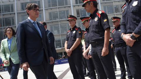 La portavoz del PSC, Núria Parlón (1i), y el presidente de la Generalitat, Salvador Illa (2i), a su llegada al Complex Central de Mossos d'Esquadra, en Barcelona.