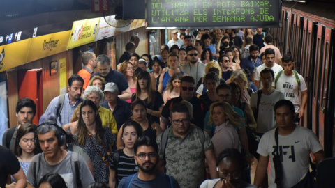 Acumulació de viatgers a l'L4 del metro de Barcelona, en una imatge d'arxiu Acumulació de viatgers a l'L4 del metro de Barcelona, en una imatge d'arxiu