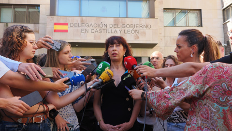 La ministra de Igualdad, Ana Redondo, atiende a medios tras un minuto de silencio por la última víctima de violencia de género, en Valladolid, Castilla y León.