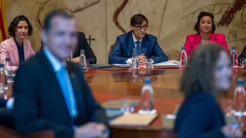 El president de la Generalitat, Salvador Illa (c), durante el primer Consell Executiu del Govern, en el Palau de la Generalitat, en Barcelona, Catalunya.