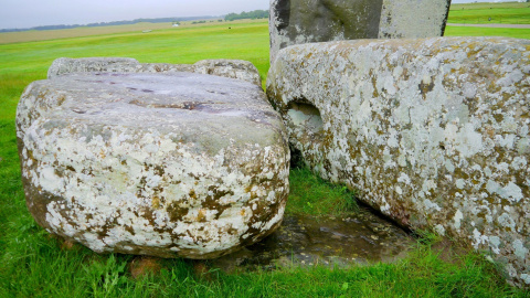 La piedra del altar del monumento neolítico Stonehenge, debajo de dos piedras más grandes, en la llanura de Salisbury, en Wiltshire, Reino Unido.