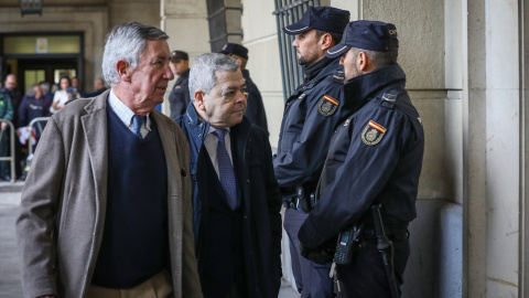 Foto de archivo del exviceconsejero de Empleo, Agustín Barberá (d); a su llegada al juicio del caso ERE en la Audiencia Provincial de Sevilla.