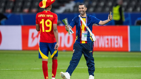 Foto de archivo de Lamine Yamal (i) con su padre, Mounir Nasroui (d), en la celebración de la Eurocopa 2024.