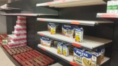 Estanterías de leche vacías ante el miedo al desabastecimiento