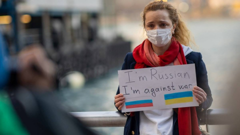 (24/3/2022) Mujer rusa sujeta un cartel en contra de la Guerra en Ucrania.