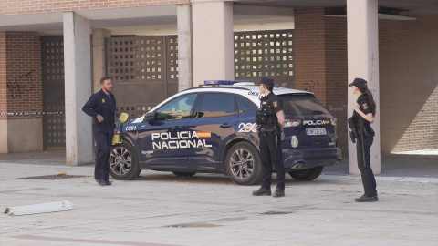 Varios agentes de la Policía en el lugar donde tuvo lugar el asesinato de una mujer en Valladolid, a 12 de agosto de 2024.