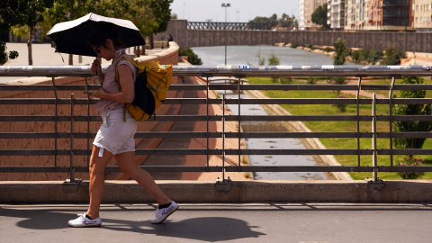 1 de agosto de 2024. Una persona se resguarda del calor en Málaga, a 1 de agosto de 2024.